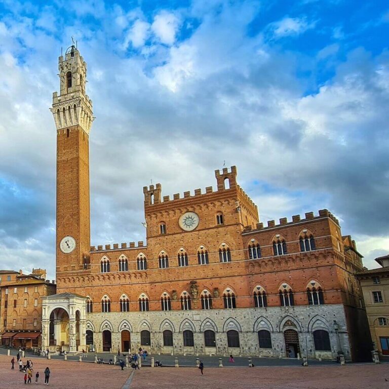 Siena walking tour in Piazza del Campo, Palazzo Pubblico and Torre del Mangia
